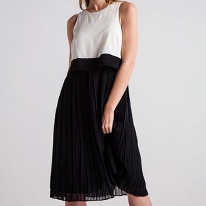 Banana republic black and white pleated dress - size 0